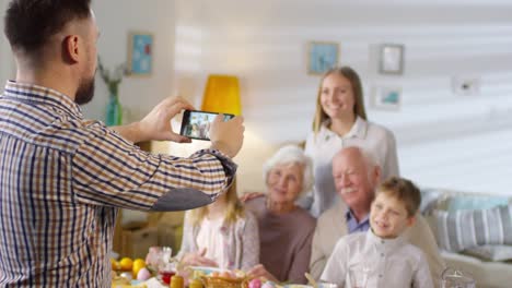 Mann-nimmt-Smartphone-Foto-von-Familie