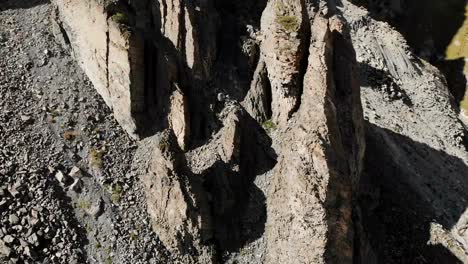 Luftaufnahme-von-strukturierten-Gesteinen-mit-zerbröckelnden-Trümmern.-Kellergestein.