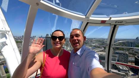 Pareja-tomando-selfie-con-una-vista-de-Londres-en-4k-cámara-lenta-60fps