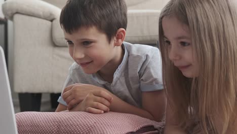 Kinder-schauen-Film-zu-Hause