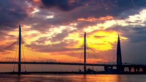 Zeitraffer-St.-Petersburg-Kabel-stayed-Brücke-bei-Sonnenuntergang.-Malaya-Newa-River,-Zenit-Arena-und-Gazprom-Lakhta-Center