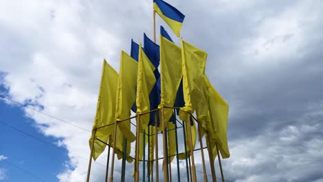 Ukrainische-Flaggen-flattern-im-Wind-gegen-einen-blauen-Himmel.-Helle-gesättigte-gelb-blaue-Farben.