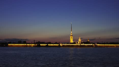 Zeitraffer-der-Nacht-mit-Peter-und-Paul-Festung,-Sankt-Petersburg,-Russland.-Schiffe-auf-dem-Fluss-Newa