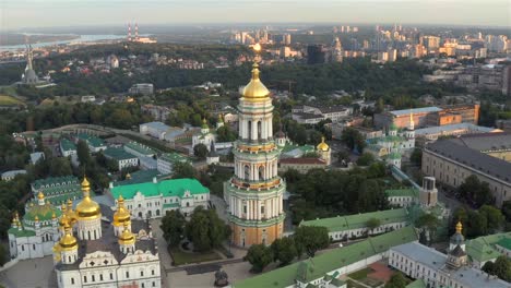 Kiev-Pechersk-Lavra-al-atardecer,-Kiev,-Ucrania