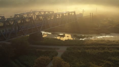 Eiserne-Eisenbahnbrücke-im-Morgengrauen-im-Nebel