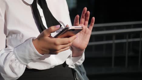 close-up-business-woman-uses-the-phone,-communicates-on-the-Internet