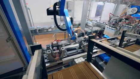 Carton-packaging-carried-out-by-a-robotic-mechanism