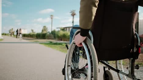 Hombre-en-silla-de-ruedas-al-aire-libre