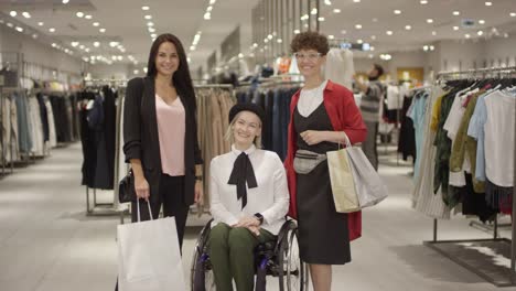 Mujer-en-silla-de-ruedas-y-sus-amigos-posando-en-la-tienda-de-ropa