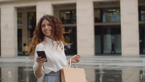 Mujer-exitosa-en-el-paseo-de-la-ciudad