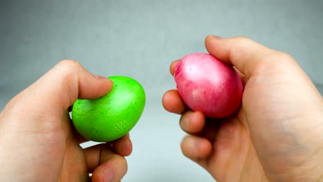 Hombre-listo-para-jugar-un-juego-tradicional-de-Pascua-Huevo-golpeando-o-volcando-competencia-con-huevos-temunados-de-colores-durante-la-fiesta-cristiana-Pascha-o-Domingo-de-Resurrección