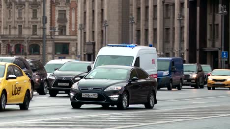 Moskau-Herbst-Staus-Krankenwagen-Polizei-Spezialausrüstung