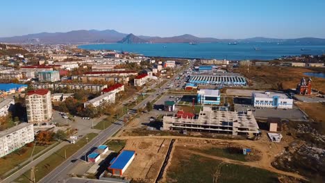 Frühling,-2019---Nakhodka,-Primorski-Territorium.-Blick-von-oben.-Wohngebäude-in-der-kleinen-Hafenstadt-Nakhodka.