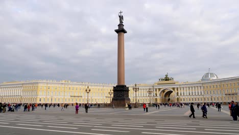 turistas-y-habitantes-de-la-ciudad-están-caminando-en-la-Plaza-del-Palacio-en-San-Petersburgo-en-el-día-nublado