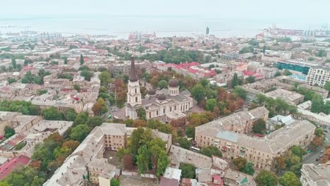 Filmische-Luftaufnahme-der-Verklärung-Kathedrale-und-Odessa-Altstadt-an-bewölkten-Tag.