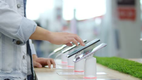 Hand-of-Man-Choosing-Smartphone-at-Store