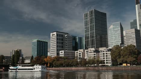 Panorama-de-la-metrópolis-moderna-de-la-ciudad-con-casas-altas,-rascacielos