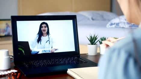 mujer-enferma-usar-videoconferencia,-hacer-consulta-en-línea-con-el-médico-en-la-computadora-portátil,-paciente-preguntar-al-médico-sobre-la-enfermedad-y-la-medicación-a-través-de-videollamada.-Telesalud,-Telemedicina-y-hospital-online