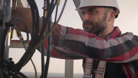 Engineer-working-on-a-cellular-tower