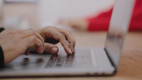 Compañeros-de-trabajo-trabajando-en-computadoras