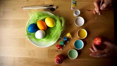 Pintado-huevos-de-Pascua-con-un-cepillo-a-mano-mujer