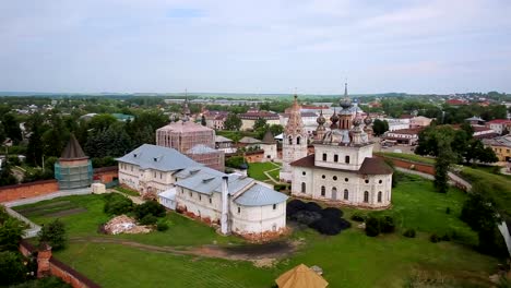 aerial-shot-Cathedral-of-Archangel-Michael-in-Yuriev-Polsky,-Russia