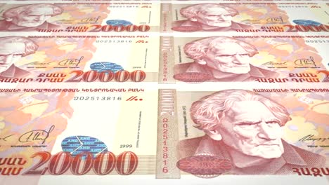 Billetes-de-20-mil-drams-armenios-del-Banco-de-Armenia-en-pantalla,-monedas-del-mundo,-dinero-en-efectivo,-lazo