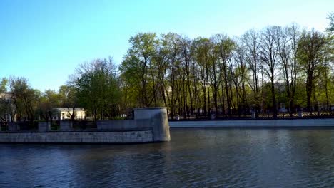 the-move-to-the-gateway-of-the-river-along-the-embankment,