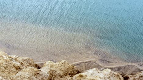 Un-viento-fuerte-hace-olas-en-el-lago-azul.