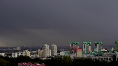 Kiew,-Ukraine,-September-2017:-Gewitter-über-der-Stadt.-Vier-Blitz-schlägt-den-Boden