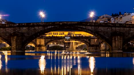 Dämmerung-Himmel-Szene-von-Ponte-Alla-Carraia-und-Santa-Trinita-Heilige-Dreifaltigkeit-Brücke-Tag-Nacht-Zeitraffer-über-Fluss-Arno