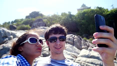 Joven-pareja-feliz-tomando-selfie-por-montaña-hermosa-con-lentes-de-sol-flare-efectos.-Cámara-lenta.-1920-x-1080