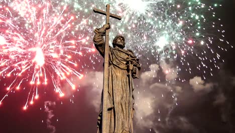 Vista-del-monumento-ot-Vladimir-Lenin-(1985,-Kerbel-del-escultor-y-arquitecto-Makarevich)-y-fuegos-artificiales,-Moscú-Centro-ciudad-(Plaza-de-Kaluga),-Rusia.-Conocido-punto-de-referencia