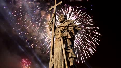 Vista-del-monumento-ot-Vladimir-Lenin-(1985,-Kerbel-del-escultor-y-arquitecto-Makarevich)-y-fuegos-artificiales,-Moscú-Centro-ciudad-(Plaza-de-Kaluga),-Rusia.-Conocido-punto-de-referencia