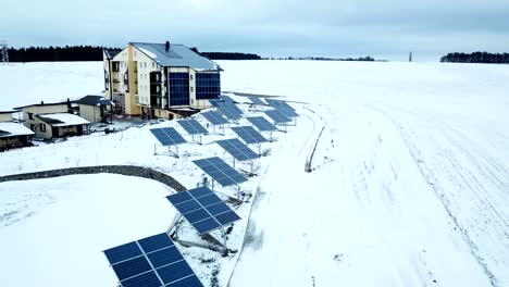 Freizeitzentrum-mit-Sonnenkollektoren-bedeckt-mit-Schnee-am-Rande-der-Stadt.