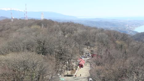 Vista-de-la-ciudad-de-Sochi-y-sus-alrededores-de-la-montaña-Akhun