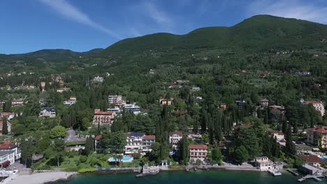 Panorama-des-wunderschönen-Gardasees-umgeben-von-Bergen,-Italien.-Videodreh-mit-Drohne