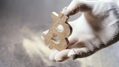 Hand-hält-das-Symbol-von-bitcoin