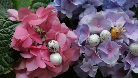 Huevos-de-Pascua-escondidos-entre-las-flores.