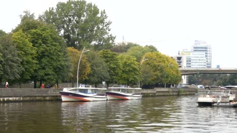 Sportboote-auf-dem-Fluss.-Herbstlandschaft-Stadt.-Die-Kathedrale-von-Kant.-Touristen-Boote-Schiffe-Pregolya-River-Kaliningrad-Russland,-Tourismus,-Reisen-Europa-anzeigen.