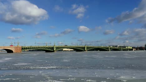 Troitsky-puente-levadizo-en-San-Petersburgo