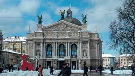 Lemberg,-UKRAINE---Winter-2018-Zeitraffer:-Der-Schnee-Kälte-in-alten-Stadt-Lemberg-in-der-Ukraine.-Wolken-ziehen-schnell.-Menschen-sind-entlang-der-Straße-in-der-Nähe-von-Lviv-Theater-für-Oper-und-Ballett.