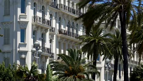 Hotel-edificio-con-árboles-de-Palma-en-la-costa-de-Niza,-arquitectura-francesa,-turismo