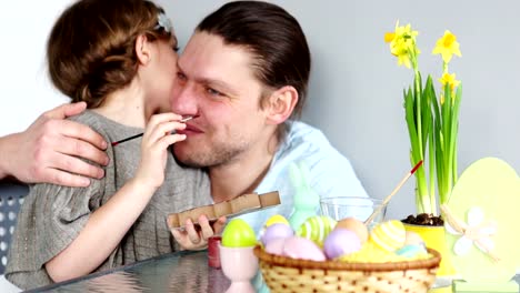 Osterbräuche.-Vater-und-Tochter-schmücken-die-Figur-des-Osterhasen.-Papa-küsst-sanft-das-Mädchen.-Die-Kreativität-der-Kinder