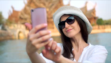 Frau,-Selbstporträt-Foto-vor-dem-alten-Tempel.-Mädchen-in-den-Sommerferien-besuchen-berühmte-Asien-Touristenziel,-Spaß-haben-und-lachen