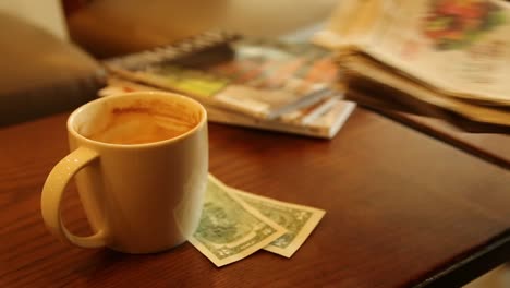 Kaffee-Geld-Geschäftskonzept-am-Morgen