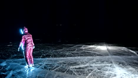 Frau-ist-Eislaufen-Nacht.-Mädchen,-Eiskunstlauf-Schlittschuhe-in-der-Natur-zu-reiten.-Frau-Reiten-zusammen-auf-dem-Eis-in-Risse.-Magische-Engel-auf-dem-Eis.-Person-auf-Schlittschuhen-Winteraktivitäten-in-der-Natur-zu-genießen.