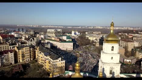 Eine-Vogelperspektive-Panoramavideo-aus-die-Drohne-in-FullHD-der-Saint-Sophia-Cathedral,-Sofiyivska-Square,-linken-Ufer-der-Stadt-in-der-Stadt-Kiew,-Ukraine.-Menschen-auf-dem-Platz-am-Ostertage.