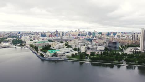 Draufsicht-auf-die-moderne-Stadt-mit-Wolkenkratzern-und-Fluss.-Lager.-Stadt-Landschaft-im-Laufe-des-Tages