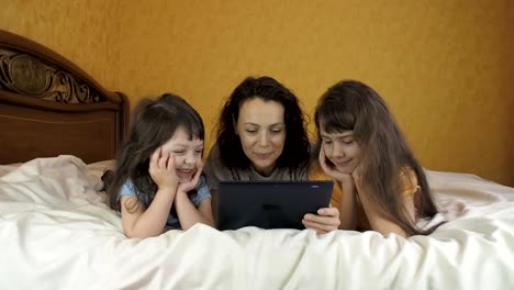 Familie-mit-einem-gadget